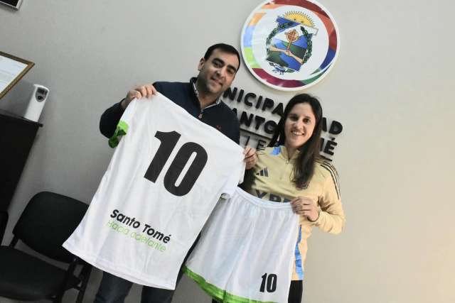 El intendente recibio a la santotomeña Carina Becha Núñez, capitana de la Selección Argentina de Futsal,